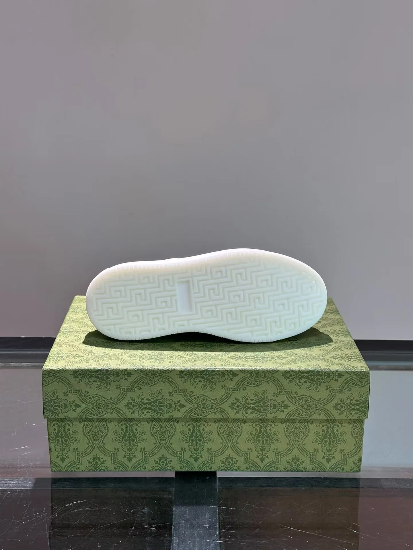 P440 new men's shoes GUCCI [Lightning] latest shoes are shipped. Original quality, fashionable, made of special materials, sheepskin lining, brand new packaging. The foot feels super comfortable and the workmanship is impeccable. Size: Male 38-45.